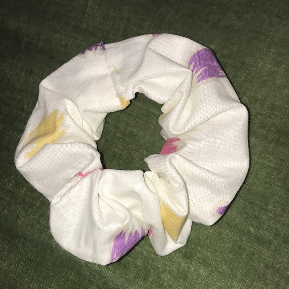 White pastel oversized vintage shapes scrunchie - Picture 1 of 2